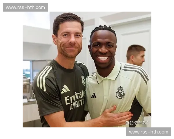 伯纳乌的战歌，安联的怒吼：詹俊驾驭皇马vs拜仁，一场足球史诗的预演